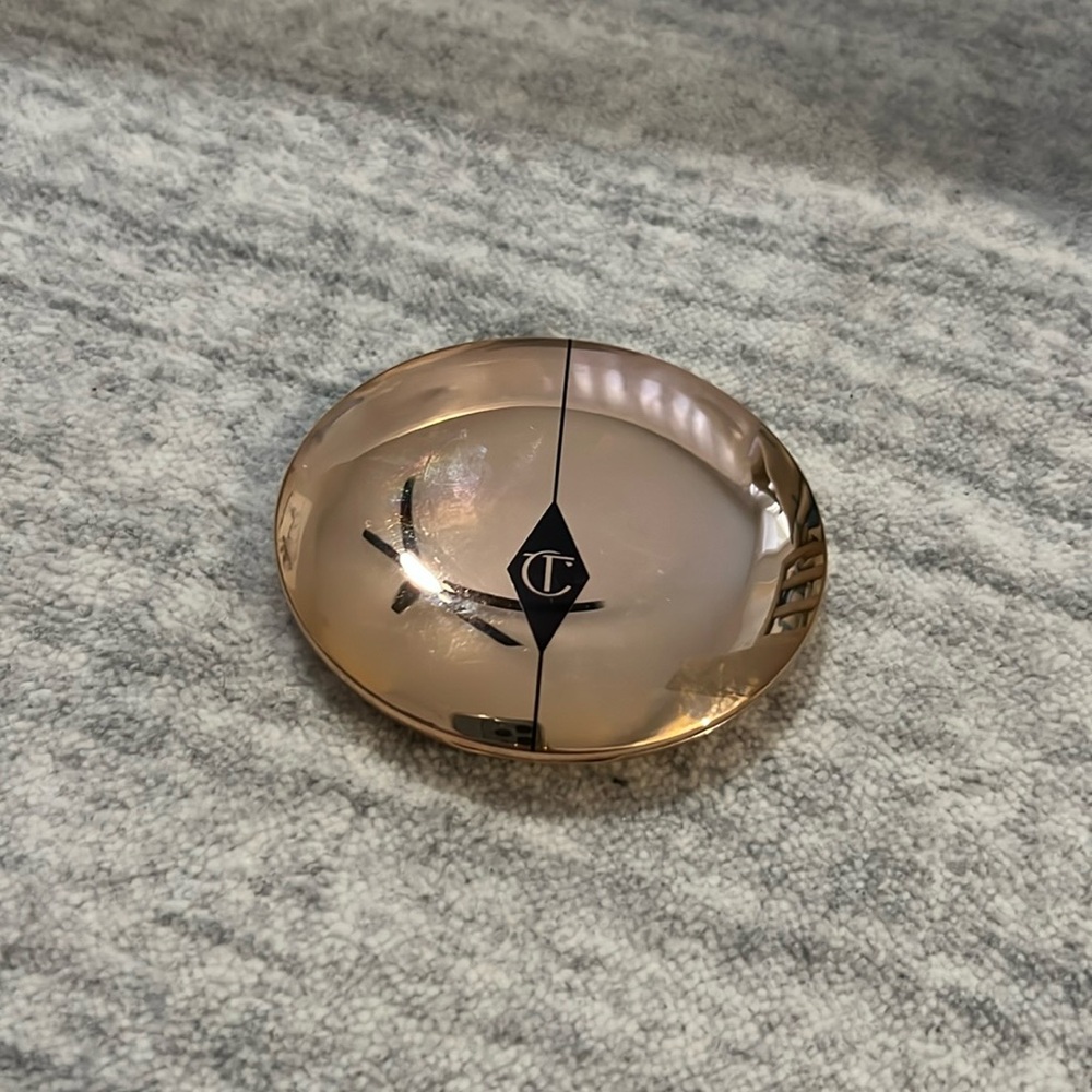 Charlottee Tilbury airbrushed flawless finish in medium